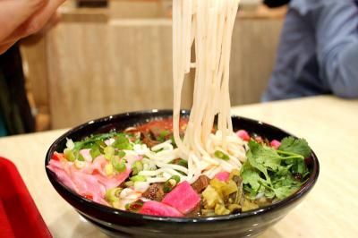 成都哪裏可以學做花溪牛肉粉技術呢？師傅親自指導